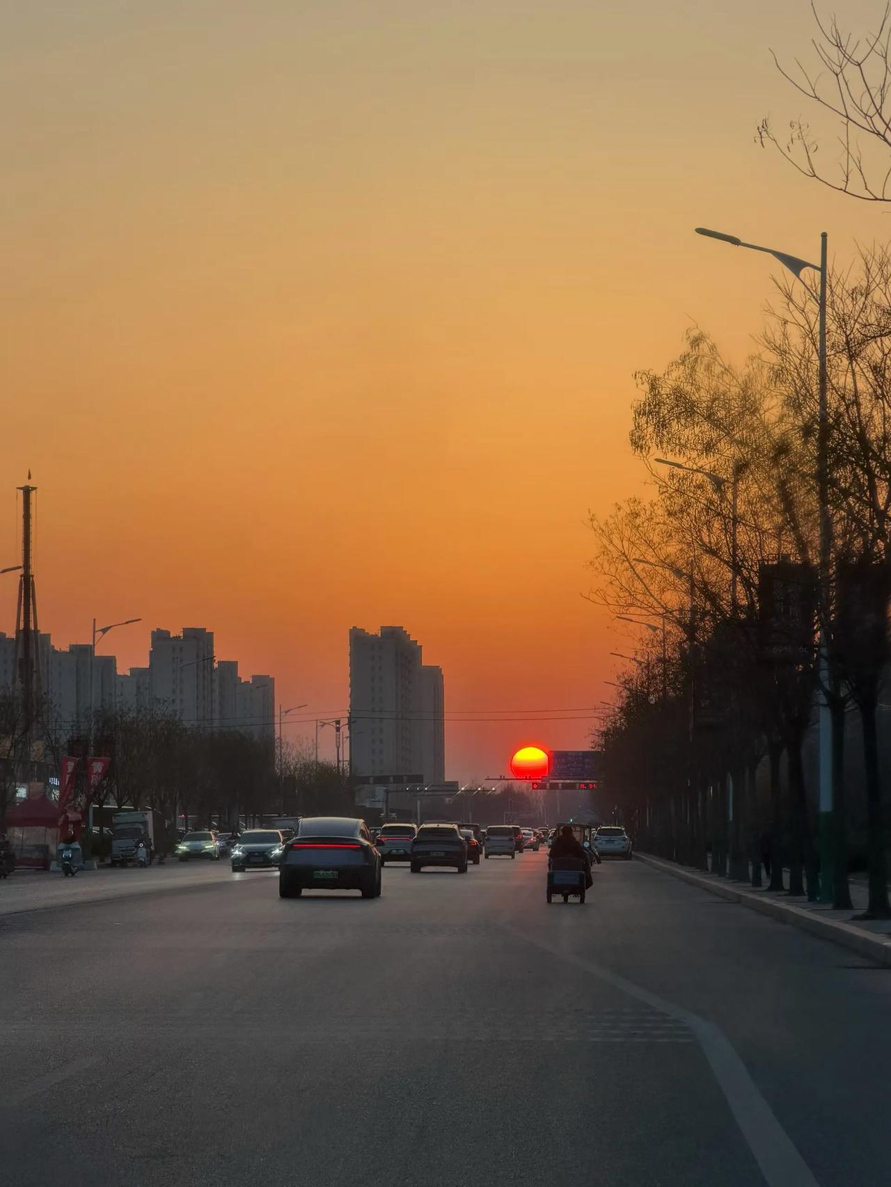 落日余晖，温柔人间！
这么近，好美！