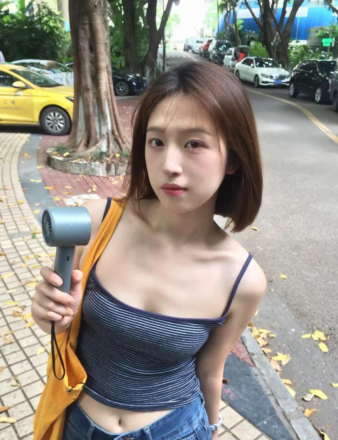 这样的老婆难找吗？
          深蓝色细条纹吊带背心是整套穿搭的亮点。这