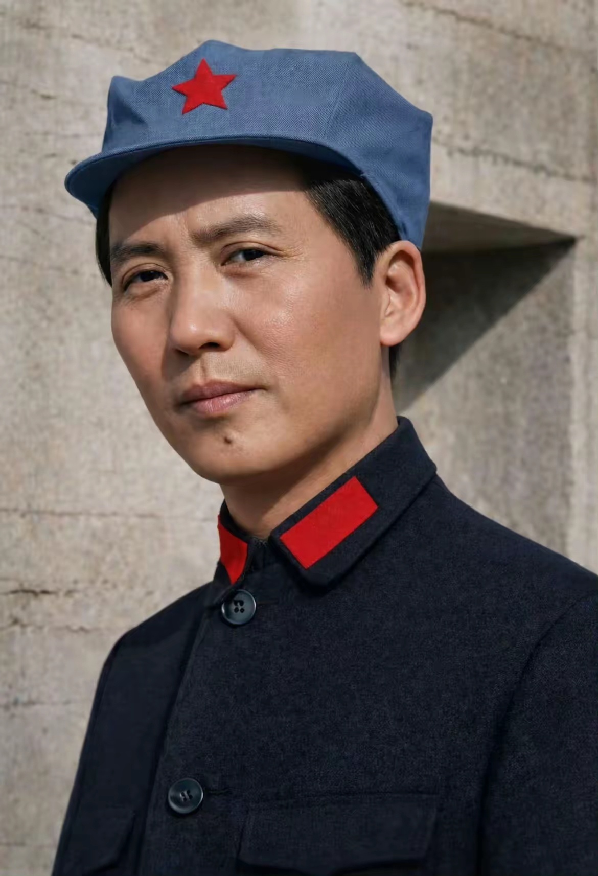 神情平和却有千钧之力，目光仿佛能穿透迷雾，看清民族前行的方向