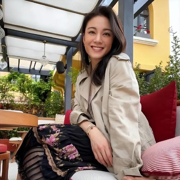 廖碧儿恋情廖碧儿吕礼章结伴出行 据港媒，近日被拍到和吕礼章结伴出行，疑似新恋情曝
