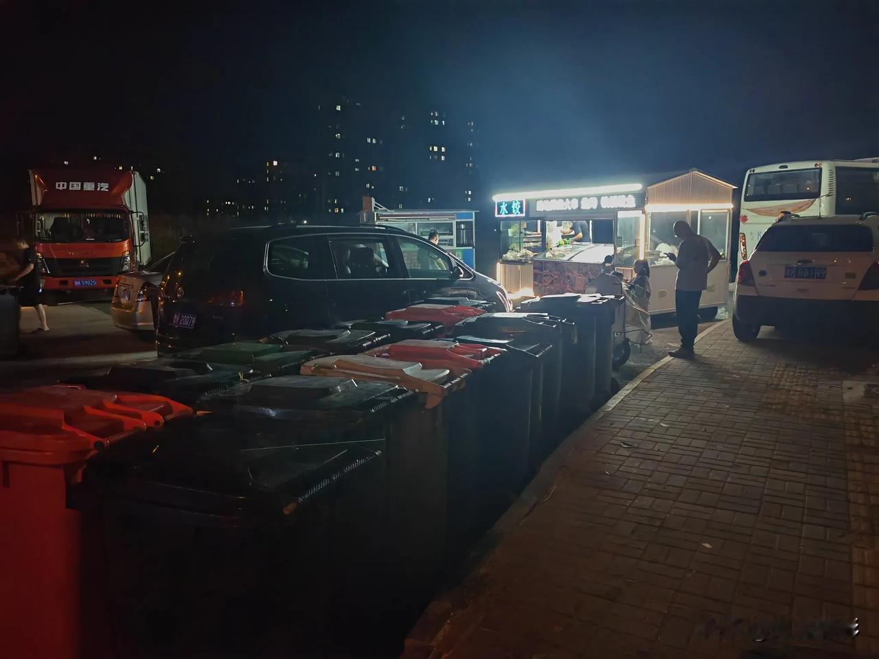 垃圾桶旁的烧烤。紧挨着垃圾桶，能闻到刺鼻的酸臭味，也能闻到烧烤香。一年四季依然有