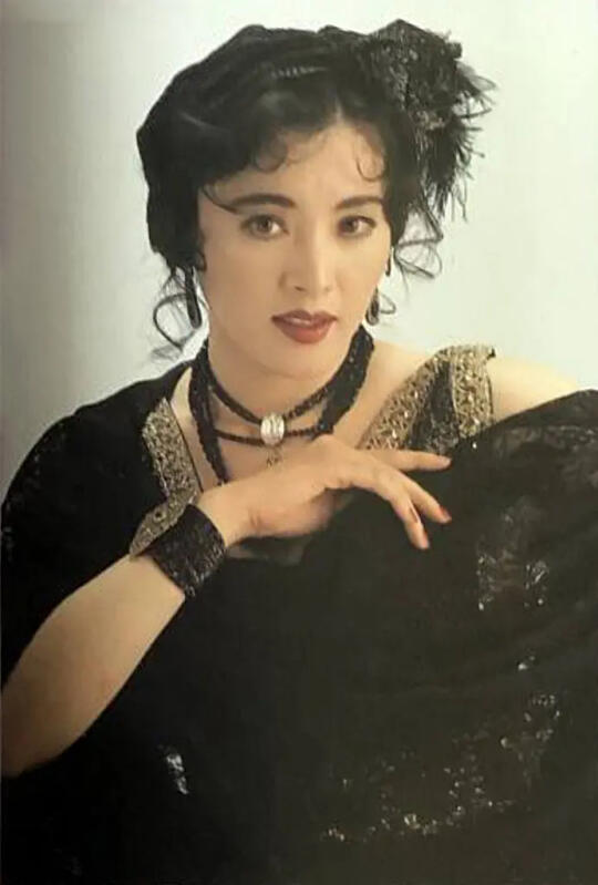 1988年，松坂庆子[搜索高亮]在深作欣二《华之乱》中的一幅剧照。