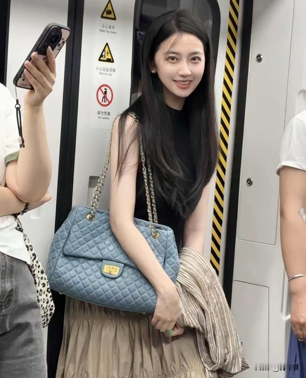 北京市内打卡10号线地铁真是太美了，果然好女子都是素质高，知道你在拍她，她的表情
