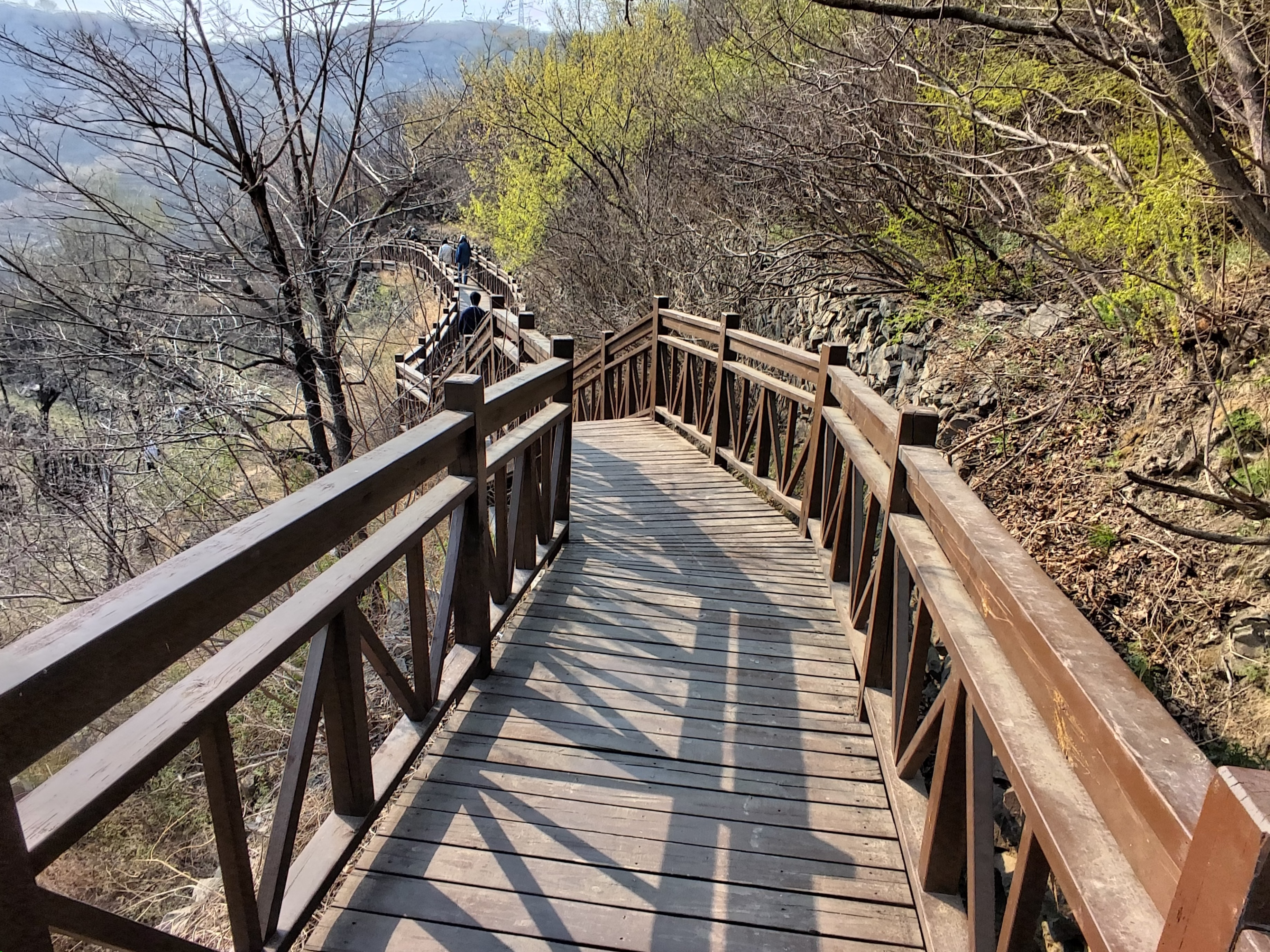 爬山、吃肉，用理想AI👓拍的，很方便不占手。 