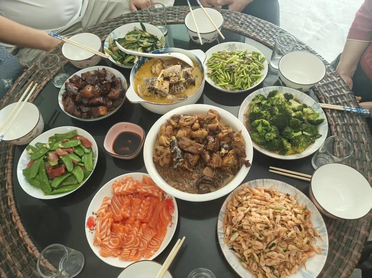 这些天版纳白天很热，得夜里10点以后有些凉快了。我也热得吃不进饭，天天给刘妈做蔬