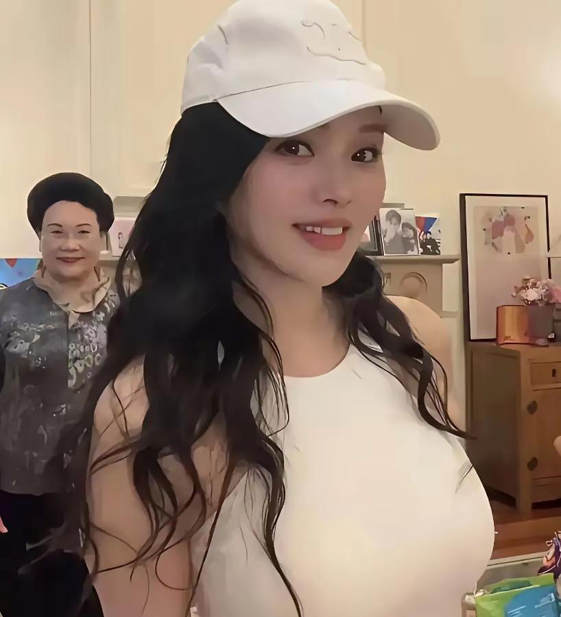 57岁的伊能静想隆胸，被秦昊一句话怼得没脾气——“又不是靠胸吃饭”。
 
这话听