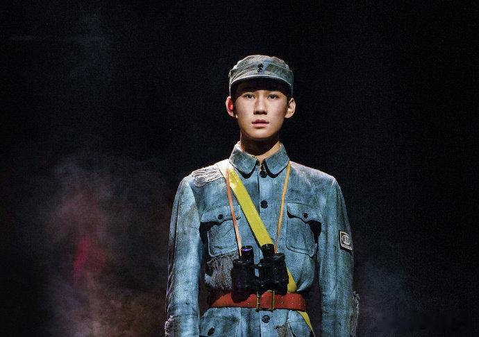 【青年明星艺人走上戏剧舞台 】近年来，青年明星艺人越来越多地走上戏剧表演舞台。王