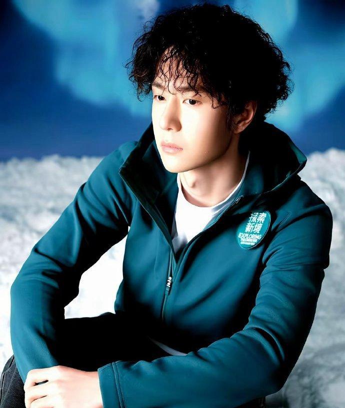 王一博这哥们儿，真是娱乐圈里的“反常识”存在。影视作品不算高产，新媒体指数却硬生