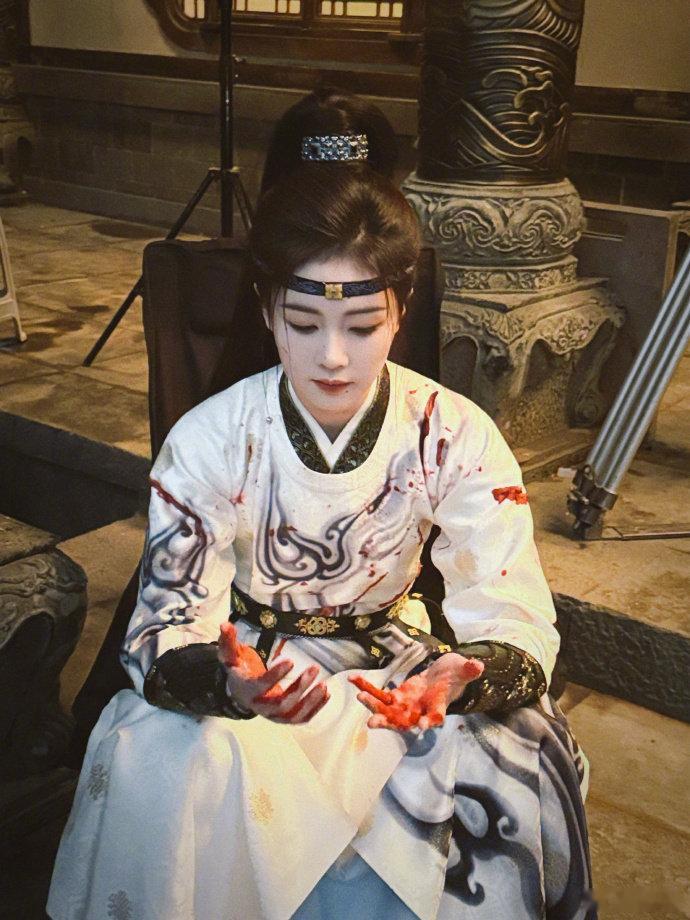 没人能笑着走出白鹿这30秒 白鹿用 30 秒撑起全剧高光！李佩仪的倔强、脆弱、恨