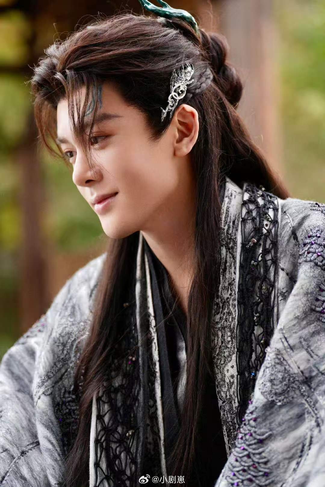 曾舜晞回复陈都灵曾舜晞回复陈都灵 剧里武拾光温柔给雾妄言挑鱼刺，剧外她问“不怕我