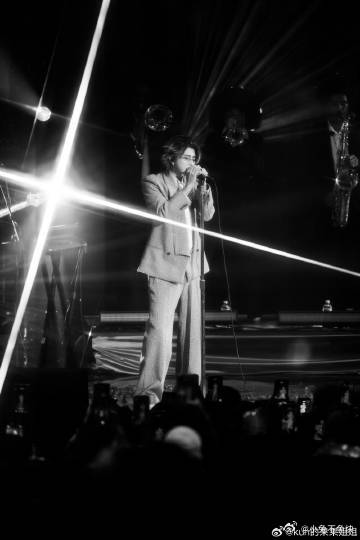 老外被蔡徐坤演唱会狠狠圈粉了蔡徐坤演唱会中场休息不到30秒 带俩外国友人体验蔡徐