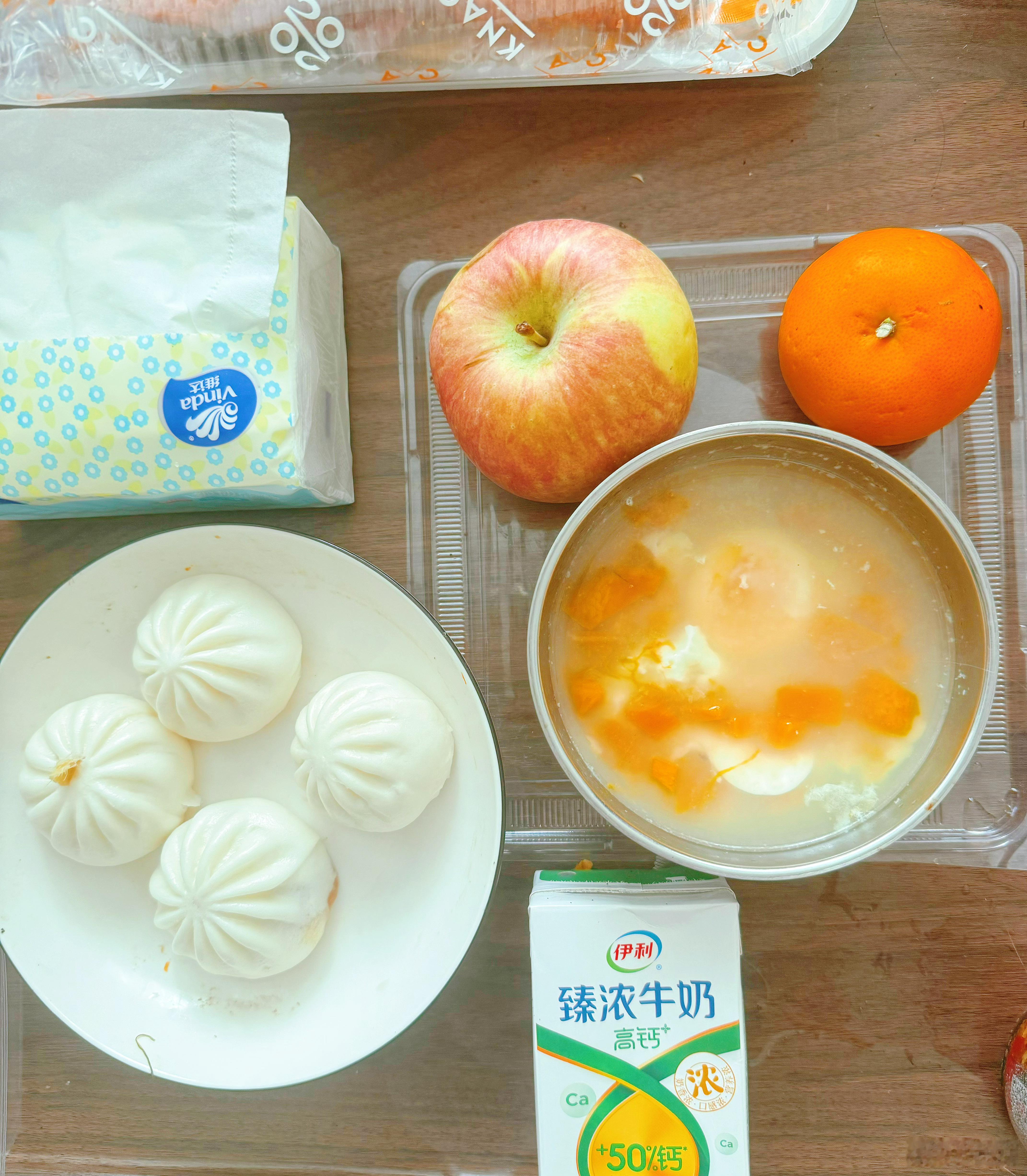 桑拿天之10分钟早餐：小米南瓜鸡蛋粥+.小笼包＋水果＋牛奶，开启元气满满的一天早