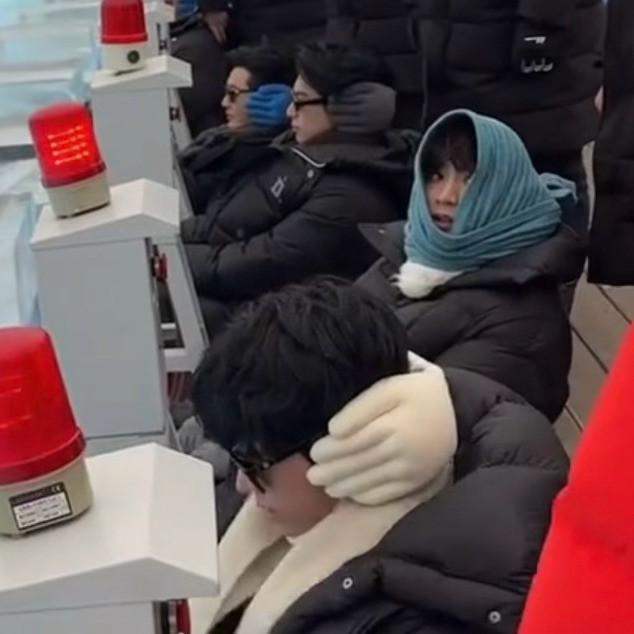 刘耀文这个老式系围巾方法，哈哈哈哈哈哈哈哈哈哈 小斗怎么变俺村头刘婶儿了🙊🙊