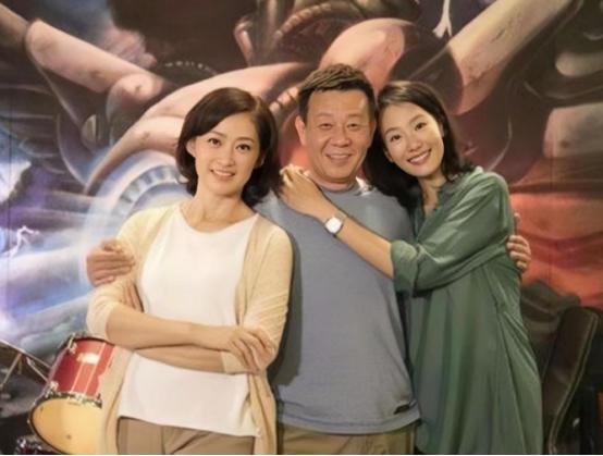 寇世勋娶了崔瑶琪后，生活极其幸福，可是后来他又爱上了健美小姐许黎丹，并把她带回家