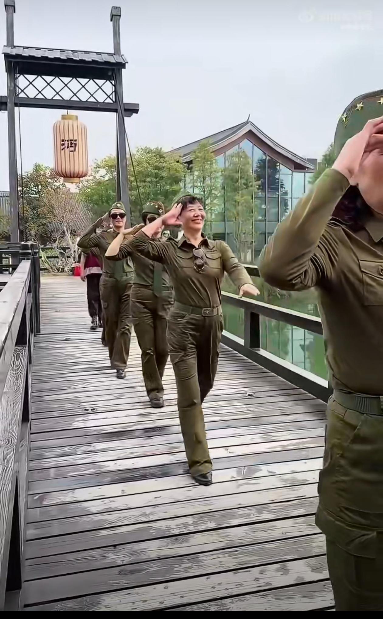 难道她们自己以为这种造型非常帅吗？