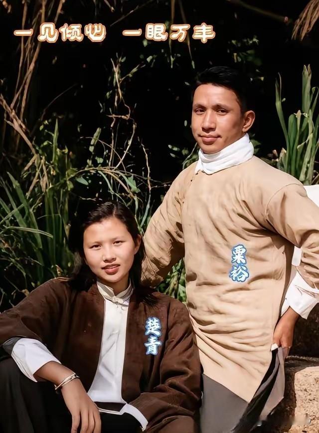 这张照片里，年轻时的粟裕将军，眉宇间满是温文的书卷气，很难想象他正是指挥千军万马