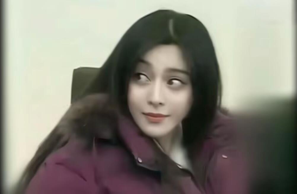 我去 一个冰冰一个刘亦菲 穿这种颜色的袄子 真是脸好啥都好….. 