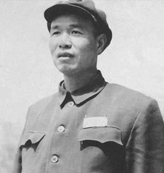 他在一月内被彭总三次调动，从拟任边疆市委书记到大军区副政委
“老范，七天内到迪化