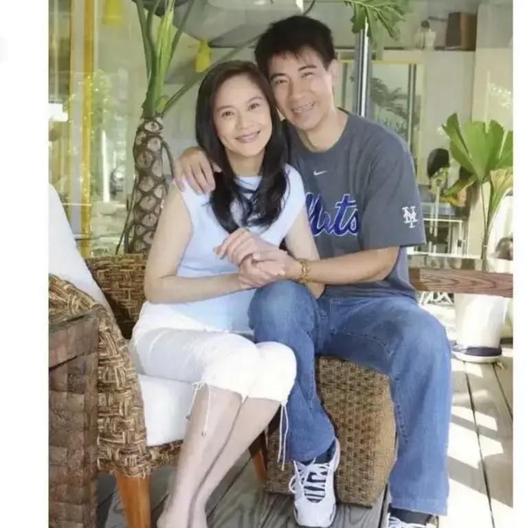 看他俩笑得多开心，笑容多甜啊！两人真般配，你知道他们是谁吗？#娱乐# #明星#