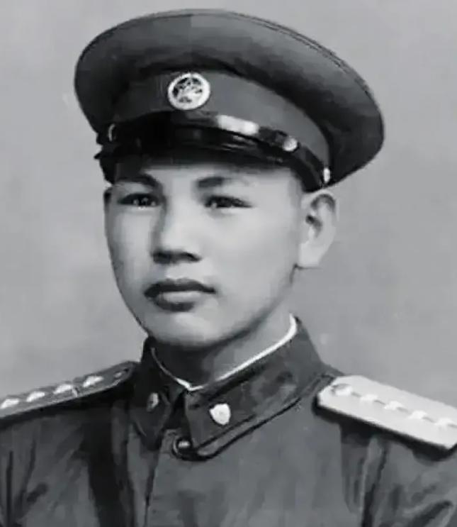 1945年，八路军正在伏击鬼子，排长见小鬼子人数太多，就下令撤退，谁知一个小战士