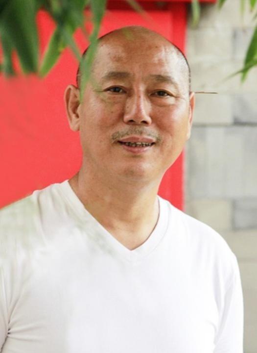 1991年，身价过亿的李诚儒，把糟糠之妻和6岁儿子赶出家门，转身娶了小女朋友。2