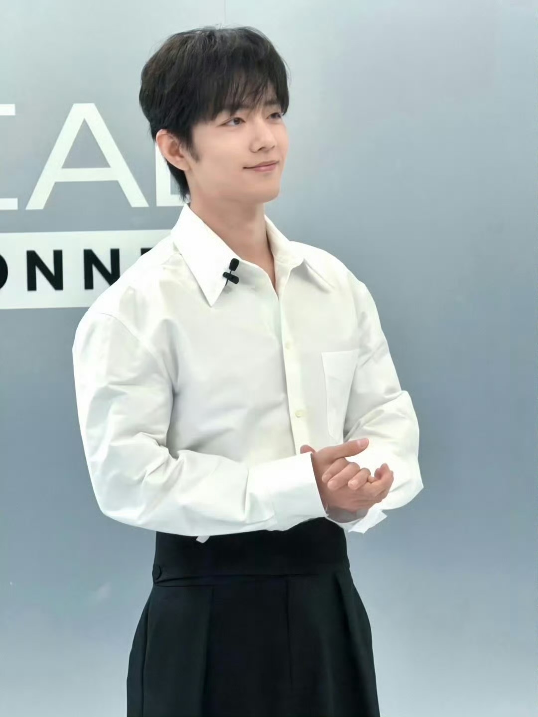 肖战直播啥时候能给哥哥买件合身的衣服 