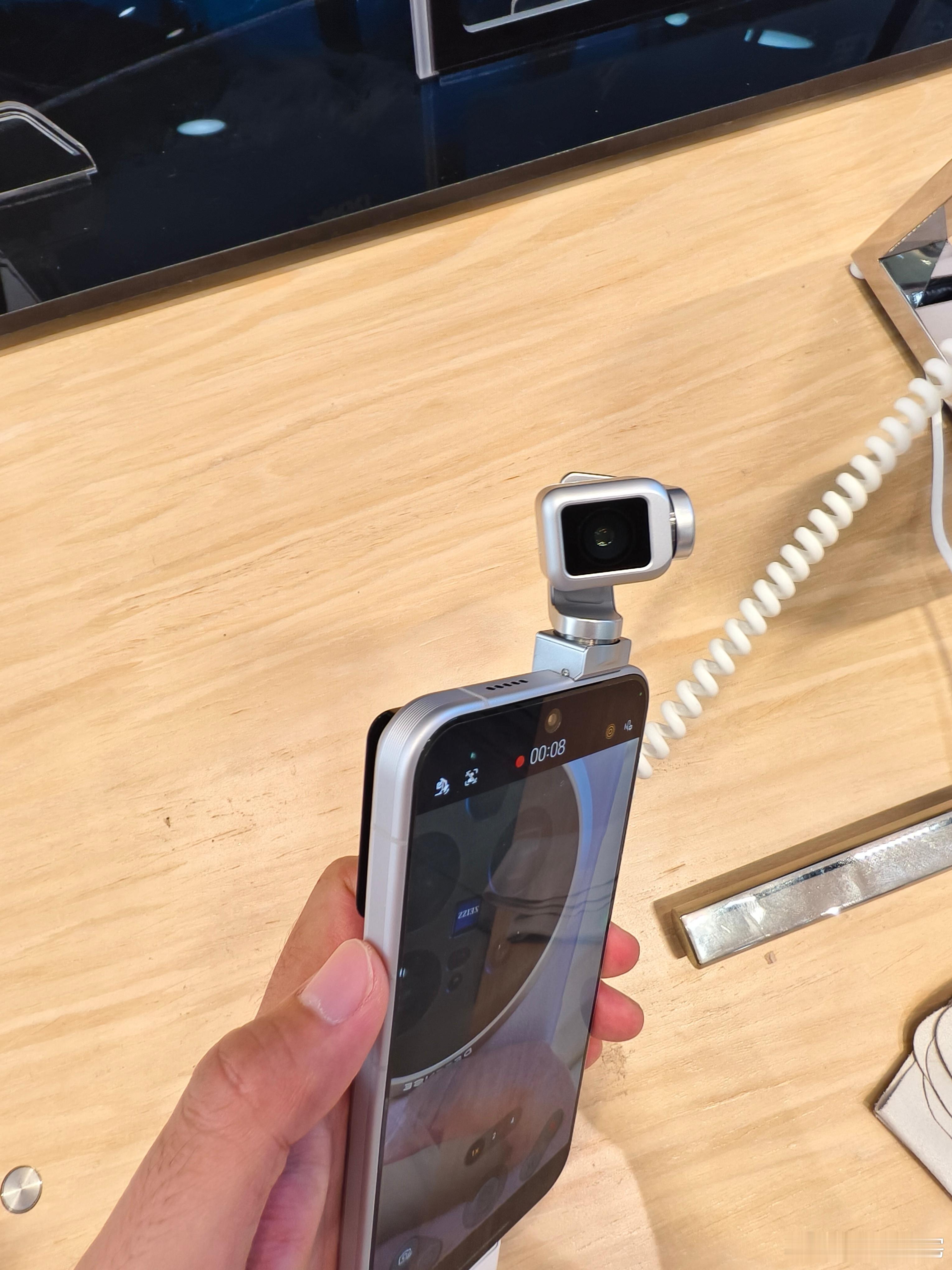 荣耀Robot Phone实机来了，机械云台设计拿在手里的感觉还是非常炫酷的