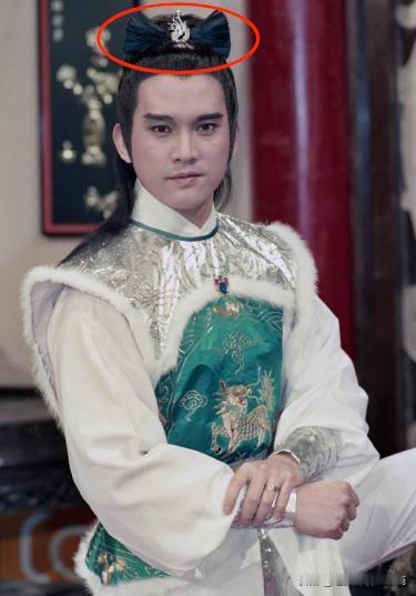 88版的杨康，潘宏彬饰演，无论长相还是华服，都挺有小王爷气质的，只是这头上，怎么