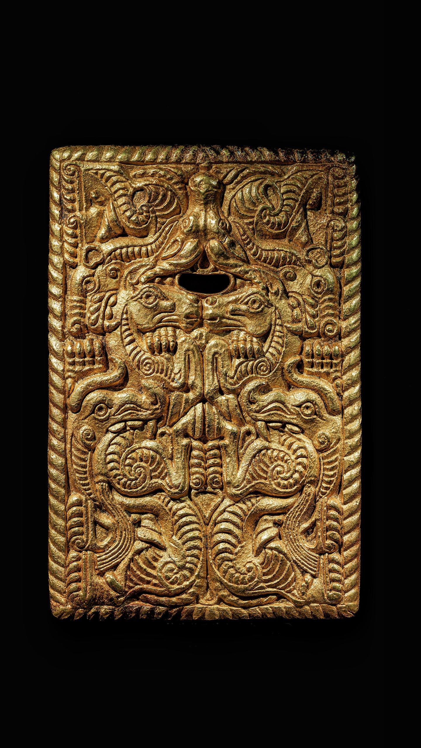 战国· 神兽噬马纹金牌饰。探虎穴兮入蛟宫，仰天呼气兮成白虹——战国《战...