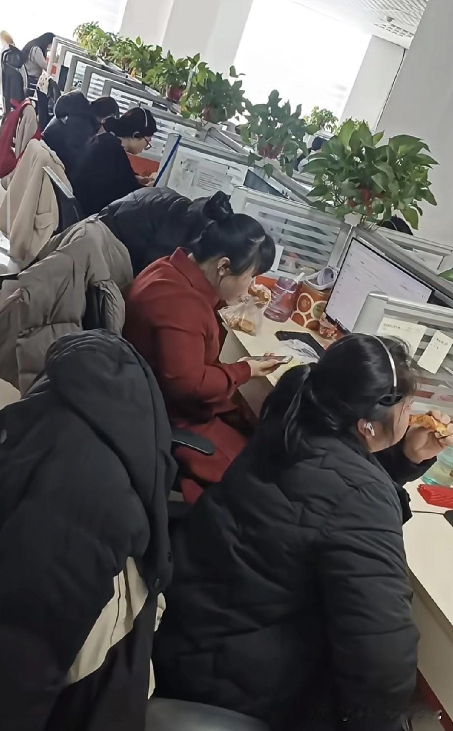 刚面试就想跑路！50+阿姨都挤到崩溃
 
家人们谁懂啊，刚面试完一家单位，看到办