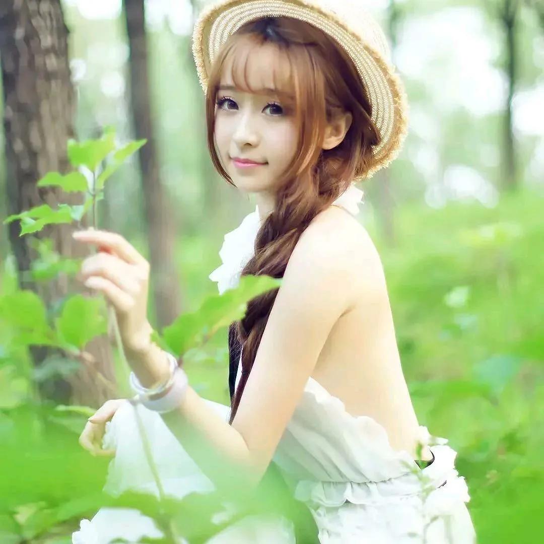 森林里的小仙女，温柔的微笑和自然的气息