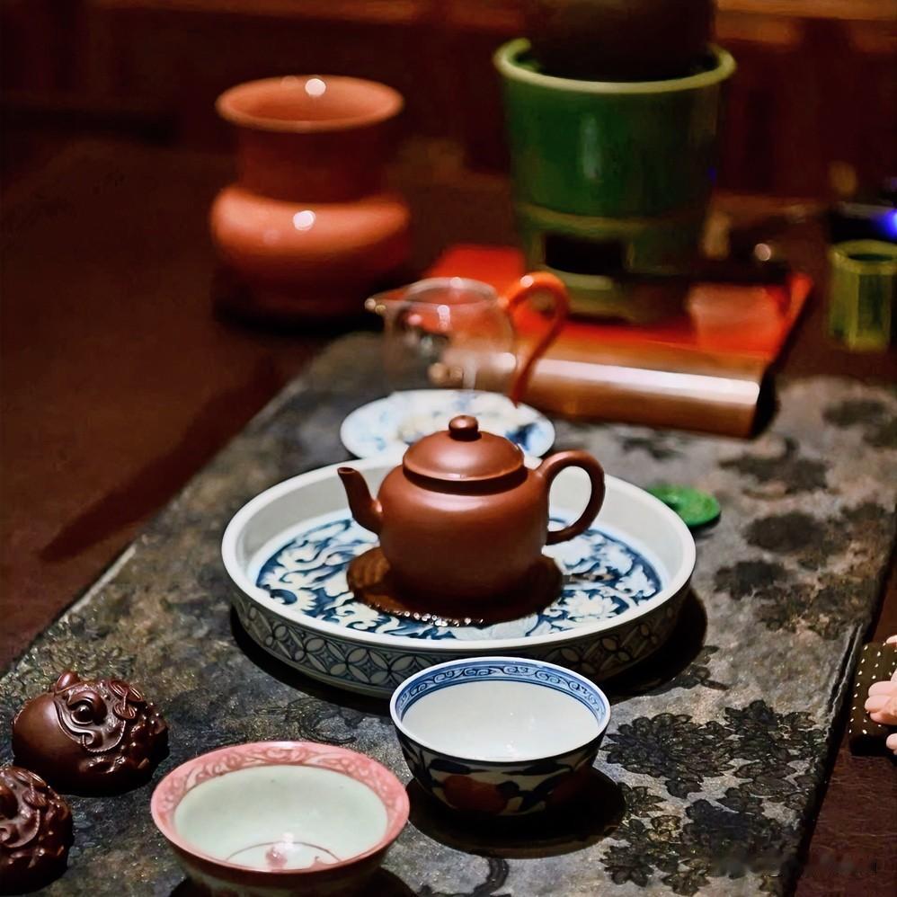 忙时泡茶，手忙脚乱，水温不对，出汤也急。那一杯便涩，喝得眉头紧皱。

待心平气和