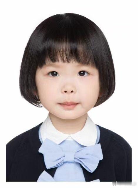 开学准备第一步✌️#宝宝成长记录# 来拍证件照了，这次是要进去小学的yolo了从