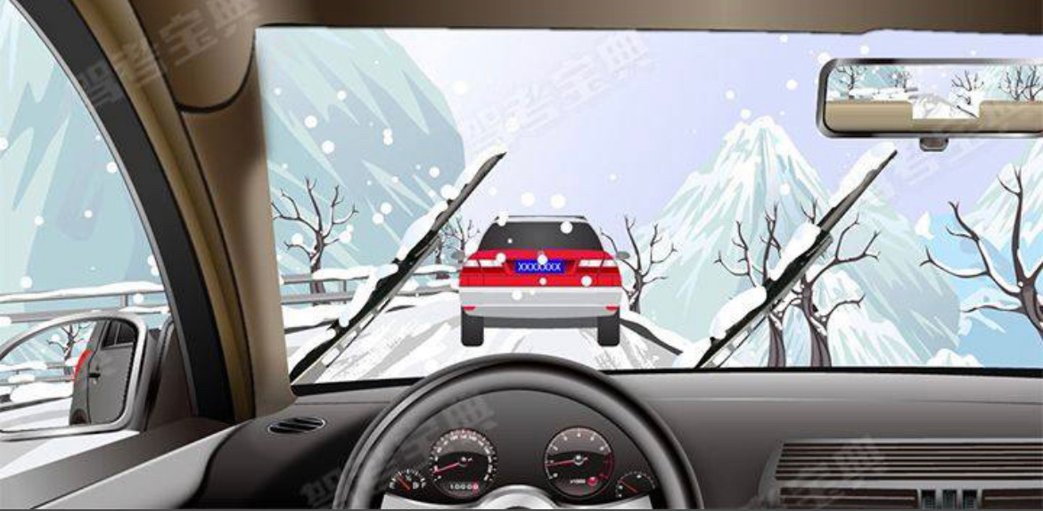 如图这种情况，雪天能见度低，且前方有车辆，应使用近光灯。你记住了吗？科目一卷妹的