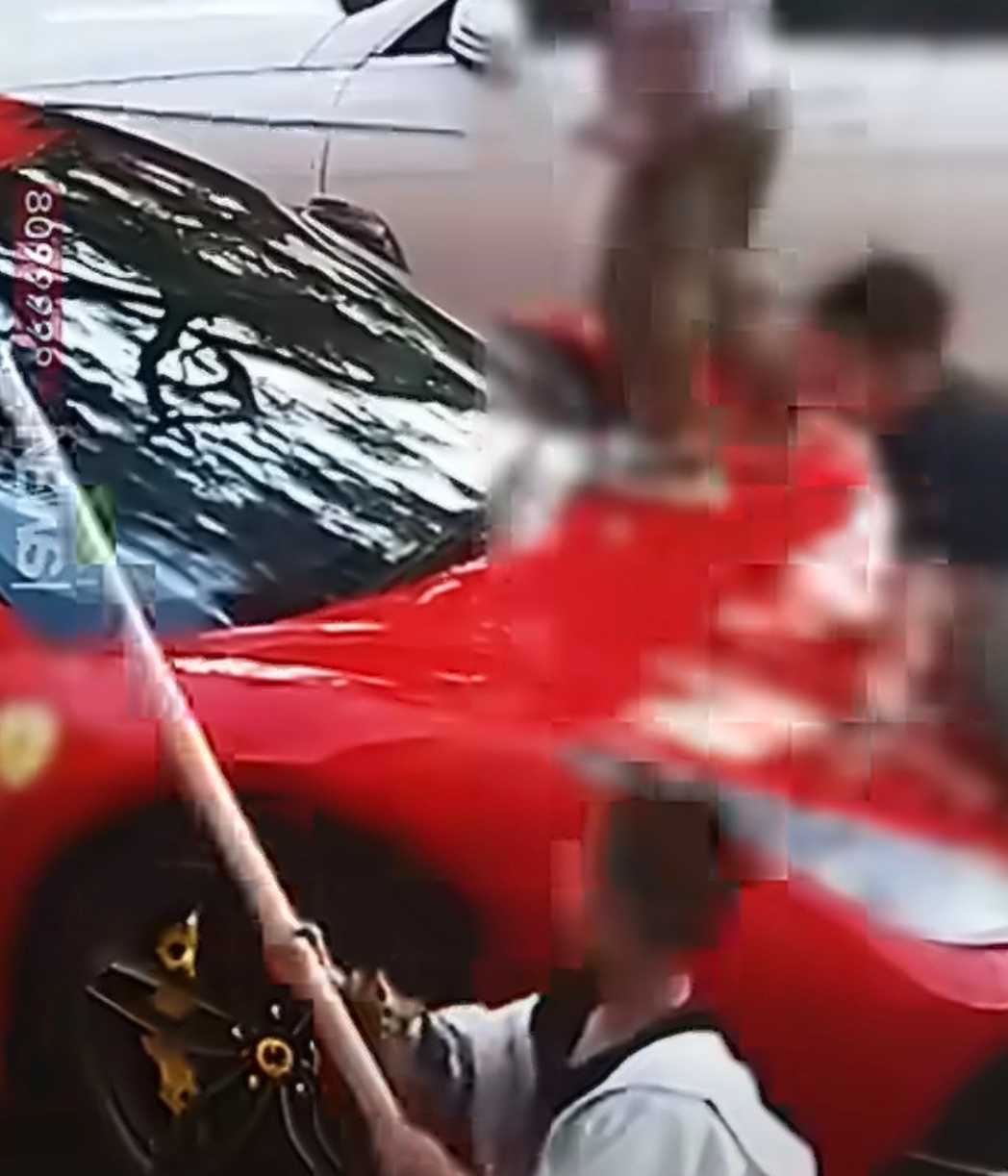 法拉利被4个孩子当滑梯玩我就很好奇，他们身边没有监护人吗？这是真的很奇怪！果然有