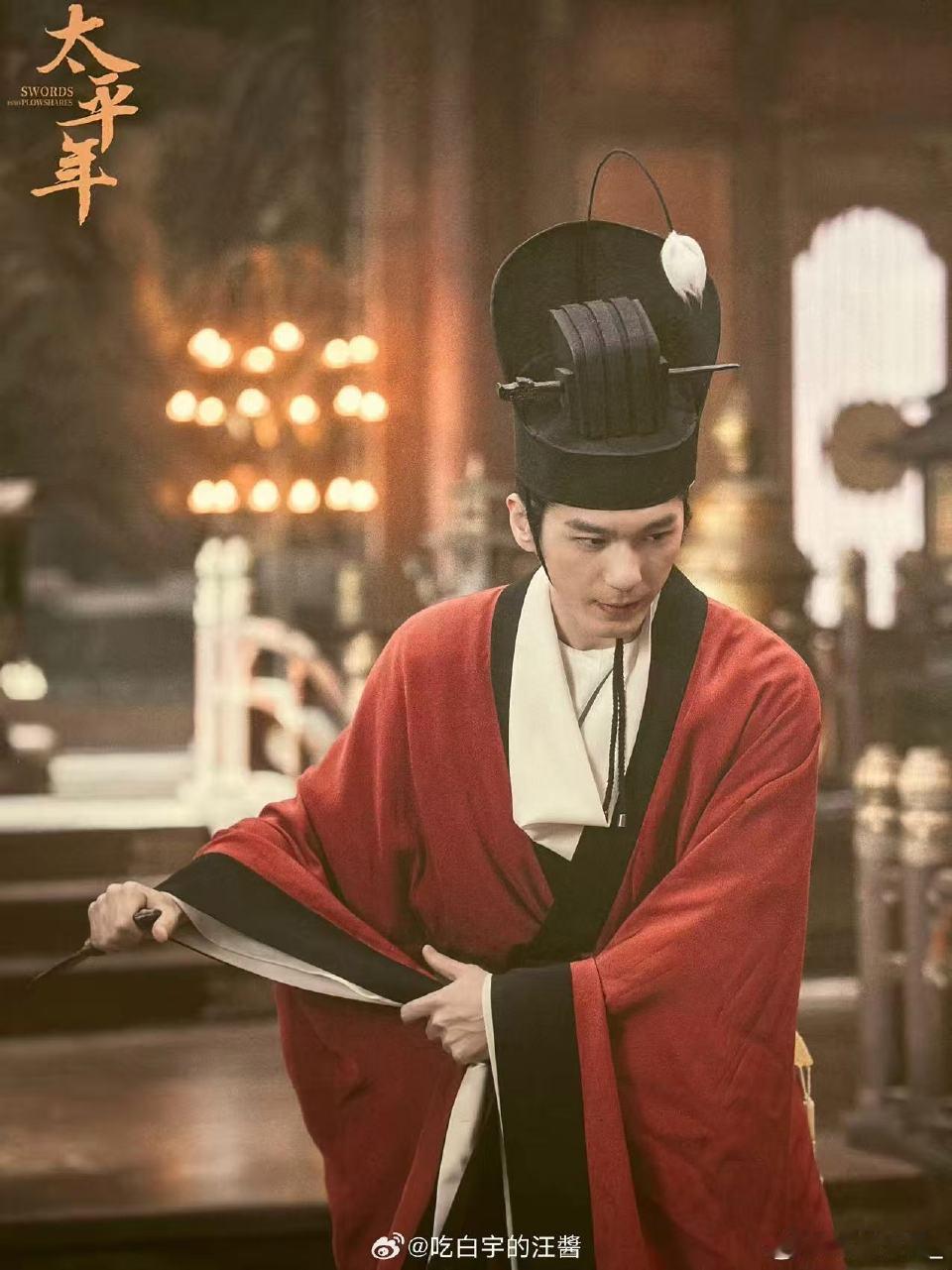 白宇从浙博走出来了钱王祠里的古装造型气场全开，一袭红衣更是帅到心巴，活脱脱是从博