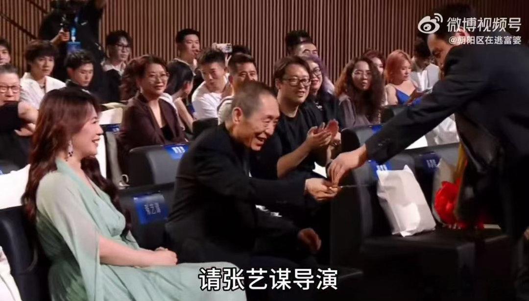 沈腾蹭完你的蹭你的 剪个彩被沈腾搞成了接力活动，自己剪完还要满场找接力的人。张艺