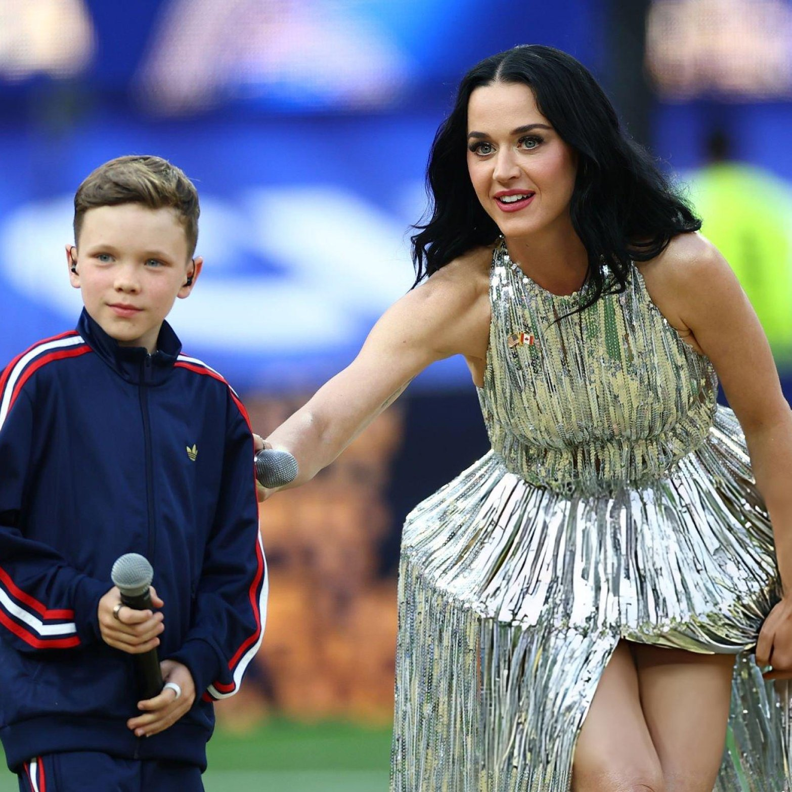 与水果姐同台演唱的小男孩是谁  “水果姐”Katy Perry在美加墨世界杯美国