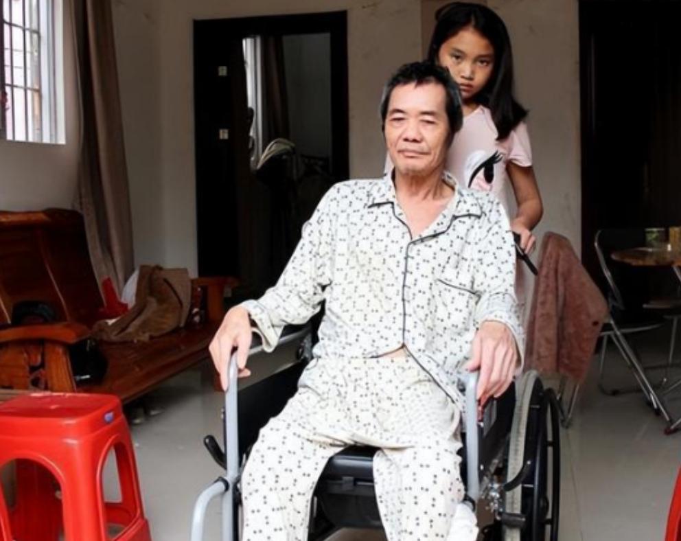 2006年一男子在医院陪护流产的妻子，谁知在病房外抽烟时，意外发现一名女弃婴，他