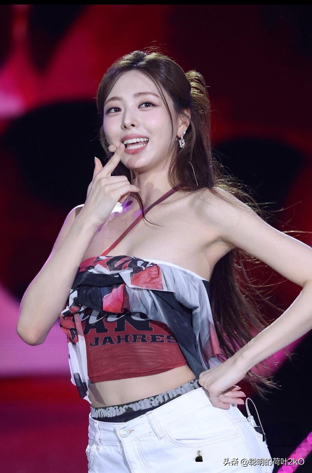 申有娜的舞台美图简直是活力炸弹！最近刷到她的舞台直拍，直接被狠狠拿捏。舞台上她随