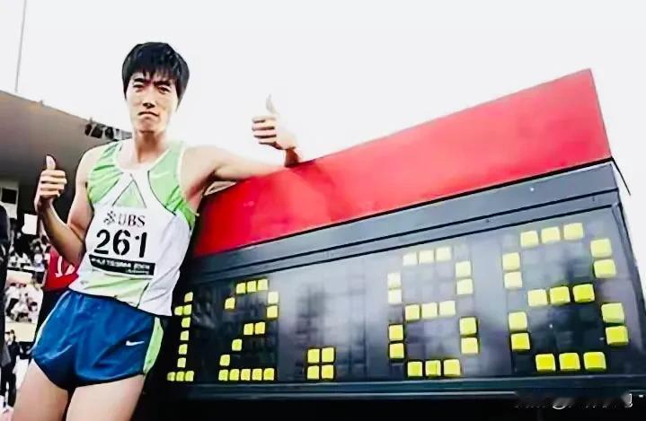 2004年雅典奥运会男子110米栏冠军，2008年北京奥运会男子110米栏预赛折