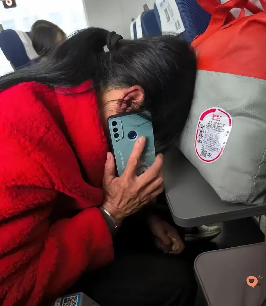 高铁正飞速行驶，突然，一位大姐的手机响了，电话那头说女儿已经进了产房，可她自己却
