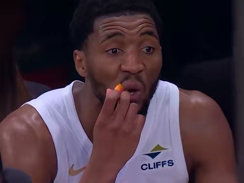 NBA 米切尔太稳了，还有时间涂唇膏，此时骑士已经落后14分尼克斯2比0骑士
