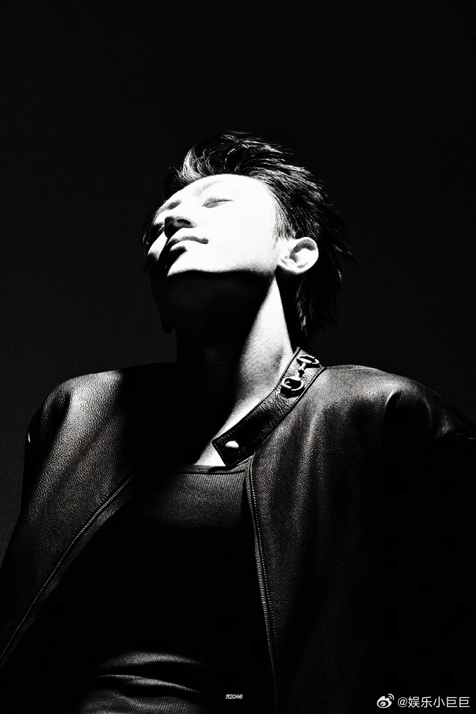 黄景瑜时装四月封面预告黑白光影把黄景瑜的熟男气质衬得恰到好处，利落皮衣搭配背头造