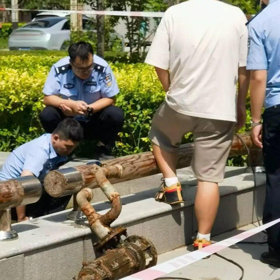 #男童景观池触电身亡谁该担责# 【#律师谈男童景观池触电身亡# ：物业、开发商等