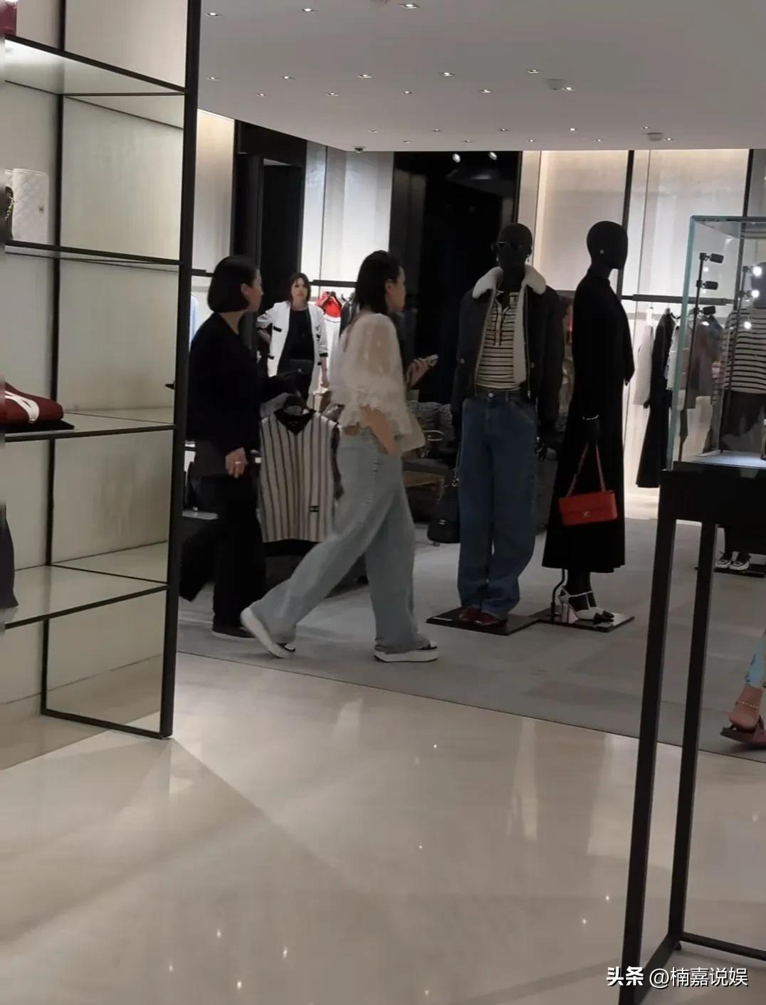 伊能静现身巴黎一家香奈儿店扫货，生图看着好年轻。
她长发披肩，穿着一件白色的泡泡