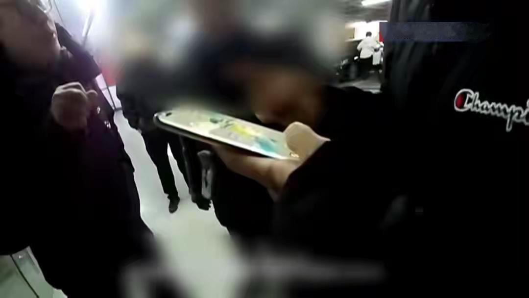 🌙细思极恐！北京，一60岁大爷看金价涨的厉害，拿着180万，带着女儿直奔金店，