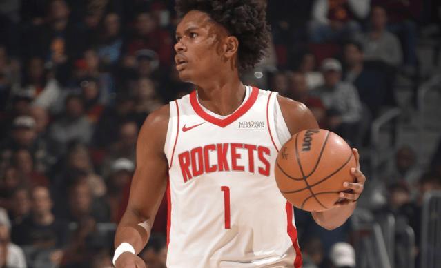 阿门这小子能跑能跳，就是手太生。
控球像拿筷子夹泥鳅，传球总偏三尺。
教练不让他