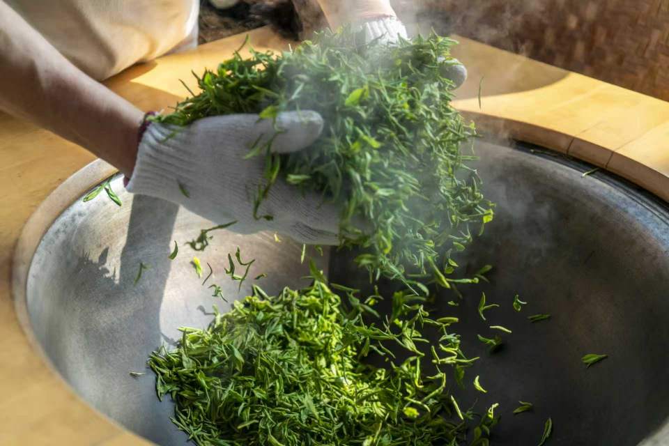 八马茶业单店收入连降两年，高端茶故事卡在高库存里
