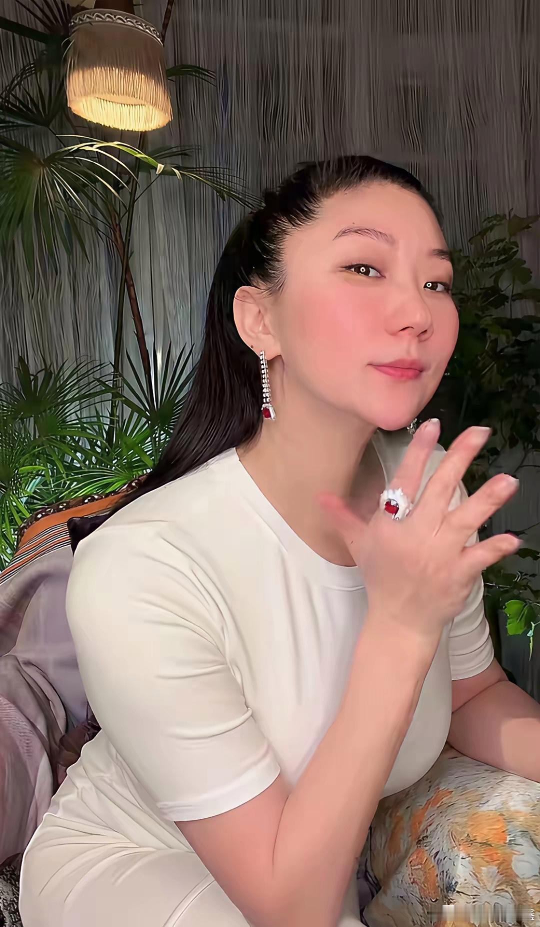 以前觉得谢贤喜欢她，最起码的一点，肯定是她很低调和懂事。恋爱了12年，从2004